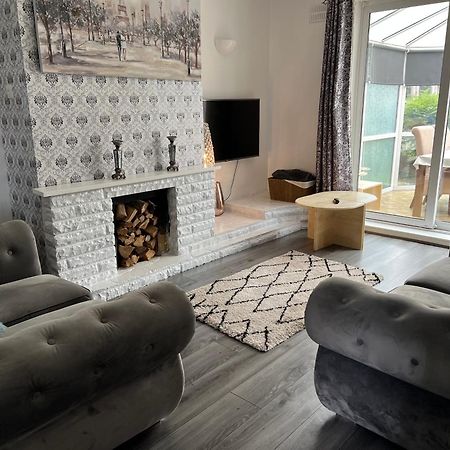 Treetops - Sleeps 8 Entire House Private Parking Close To Town Centre And Stadium Wigan Exterior foto