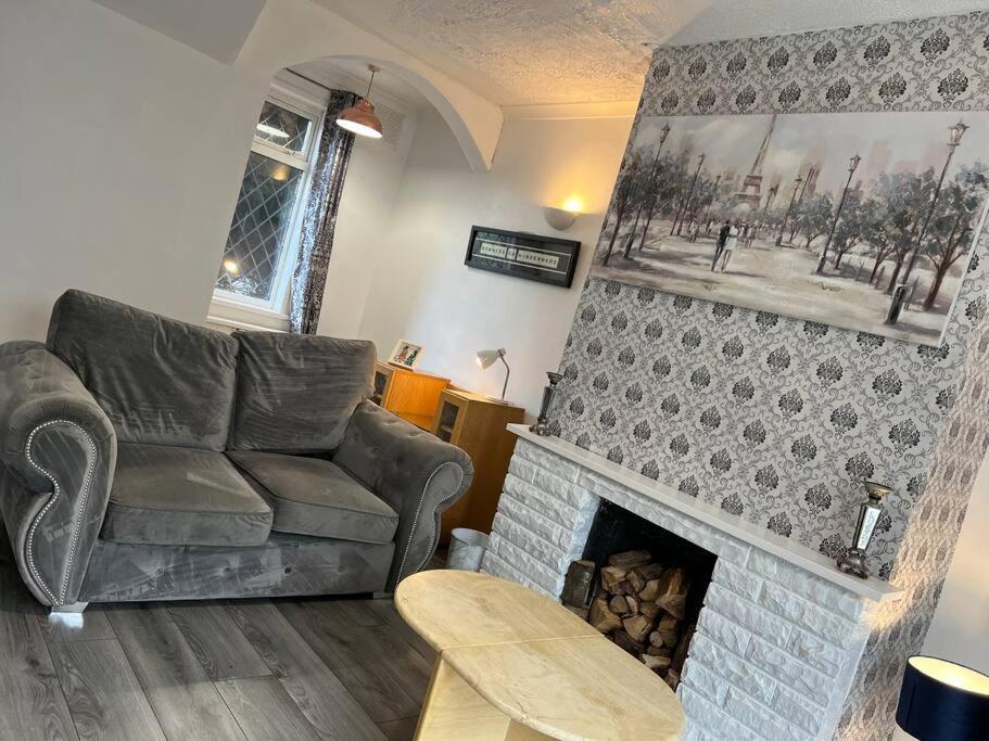 Treetops - Sleeps 8 Entire House Private Parking Close To Town Centre And Stadium Wigan Exterior foto