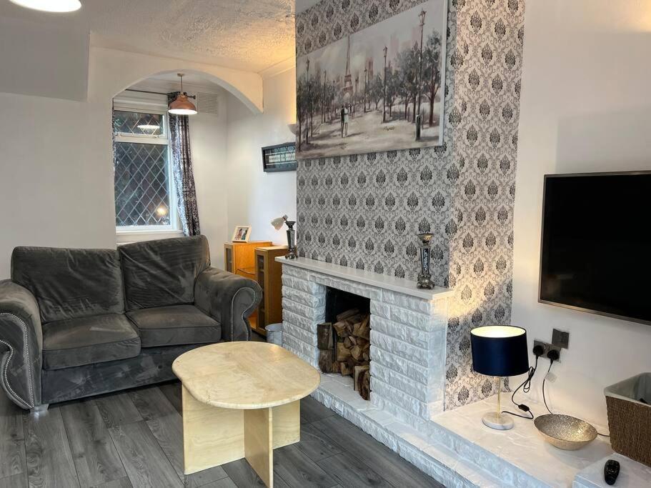 Treetops - Sleeps 8 Entire House Private Parking Close To Town Centre And Stadium Wigan Exterior foto